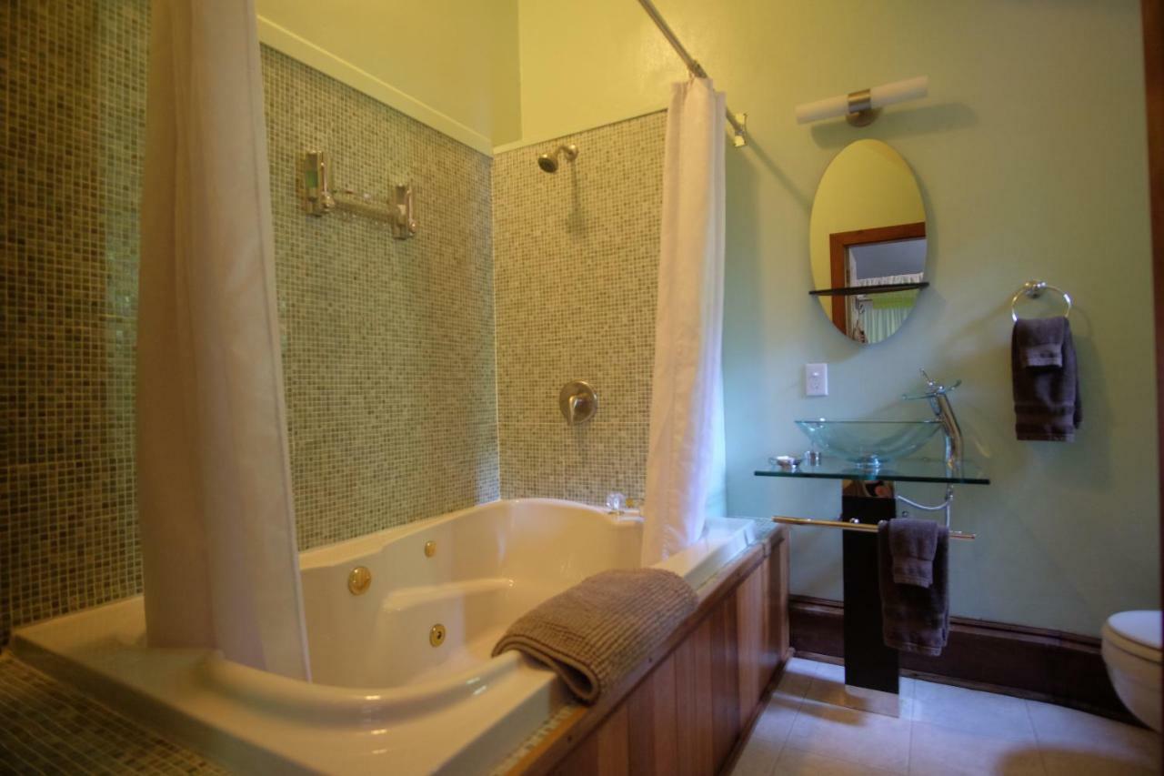 Wedgwood Manor And Glamping Retreat Hotell Crawford Bay Eksteriør bilde